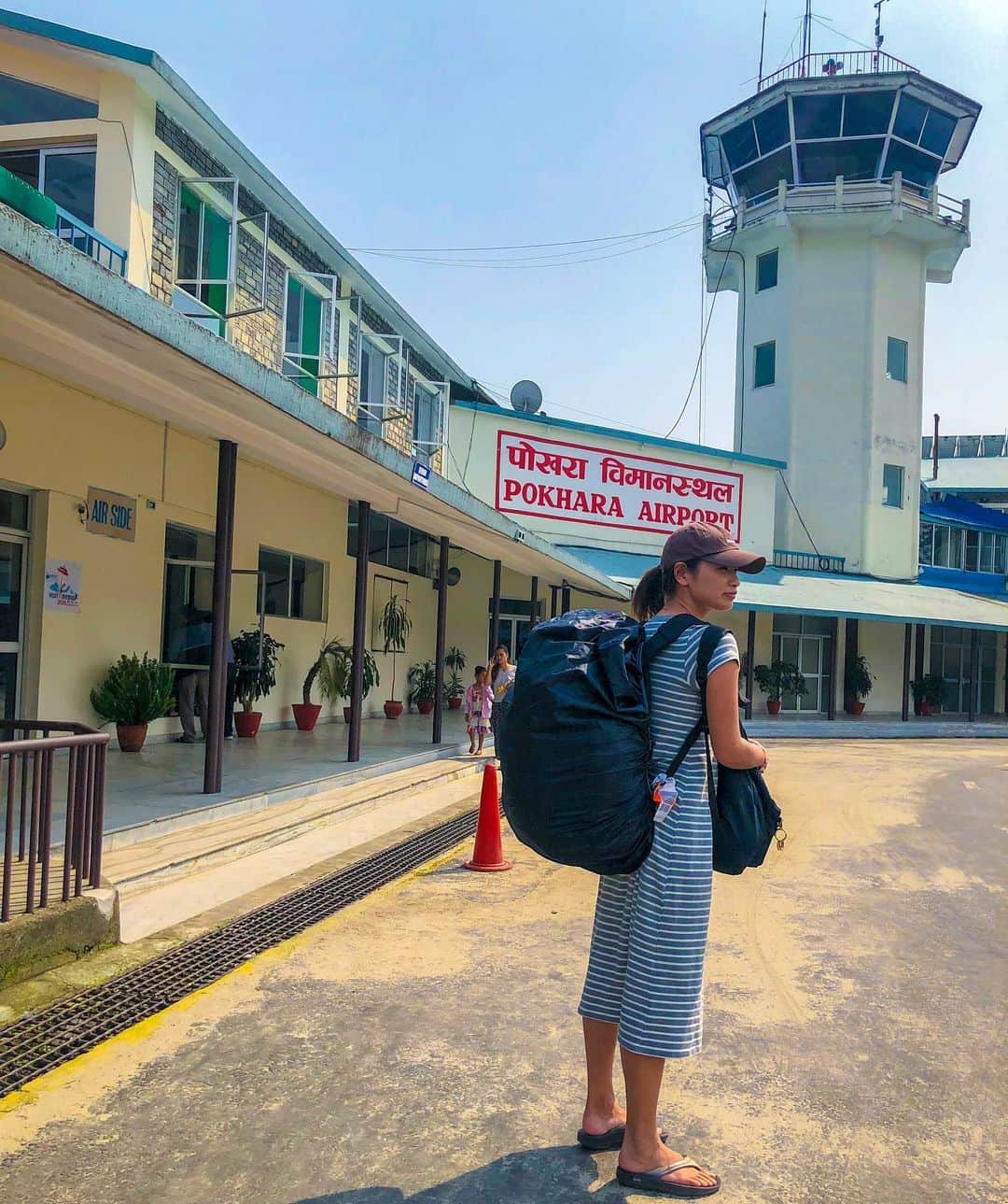 彩海のインスタグラム：「. . 先程6時30分に無事羽田空港へ到着し このままの姿で会社へ直行しています。笑 . . . 今回の4/25〜5/6(11日間)一人旅。 . ネパールとバングラデシュだったので、 なかなか女1人には過酷な旅となりました。w . 一人旅の醍醐味は人との出会い。 今回も例外なく恵まれ 本当にその瞬間、瞬間の旅の思い出は 一生の宝物になりました。 . . ストーリーや投稿で 一緒に旅をしてる気分だった！とか、 身内みたいに私の安否を心配してくれたり…  お付き合い頂いた皆さん、すごく救われました！ 本当にありがとうございました！ . . 色々あったけど 奇跡的に何事もなく無事に日本に帰ってきました〜。 . . もう、一人でどこでもいけるな(OOFOSでw) と自負してますw . . さーて！ わたしのGWこれにて終了。 切り替えてデスクに座ります。 . . お仕事はじめ！ 頑張りましょうー！ . . . . #平成と令和のあいだはネパール #飛行機爆睡で1秒も起きてなかった #日本最高 #トイレ綺麗すぎ #ゴミ落ちてない #クラクション鳴ってない #ただいま #日本に生きる幸せ #にゅうめんたべたい」