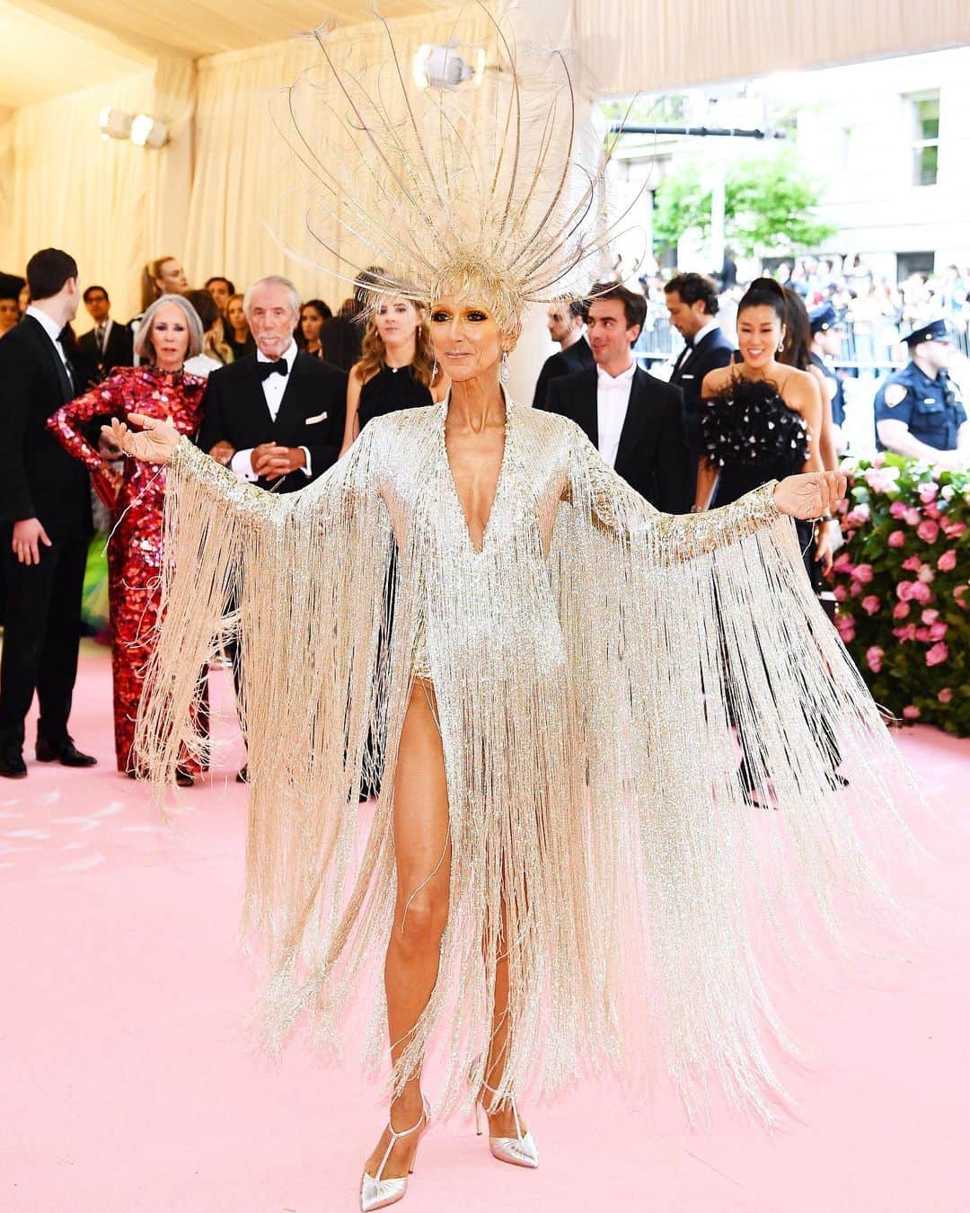 WHO WHAT WEARさんのインスタグラム写真 - (WHO WHAT WEARInstagram)「OKAY, CÉLINE. 💎💎💎@celinedion #MetGala photo: getty images」5月7日 7時22分 - whowhatwear