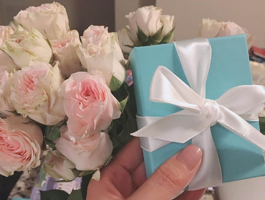 早川茉希さんのインスタグラム写真 - (早川茉希Instagram)「🌹 Flowers always make me happy💕 (of course,a special present too😍) #💐 #🎁 #thankyou」5月7日 7時24分 - maki_hayakawa