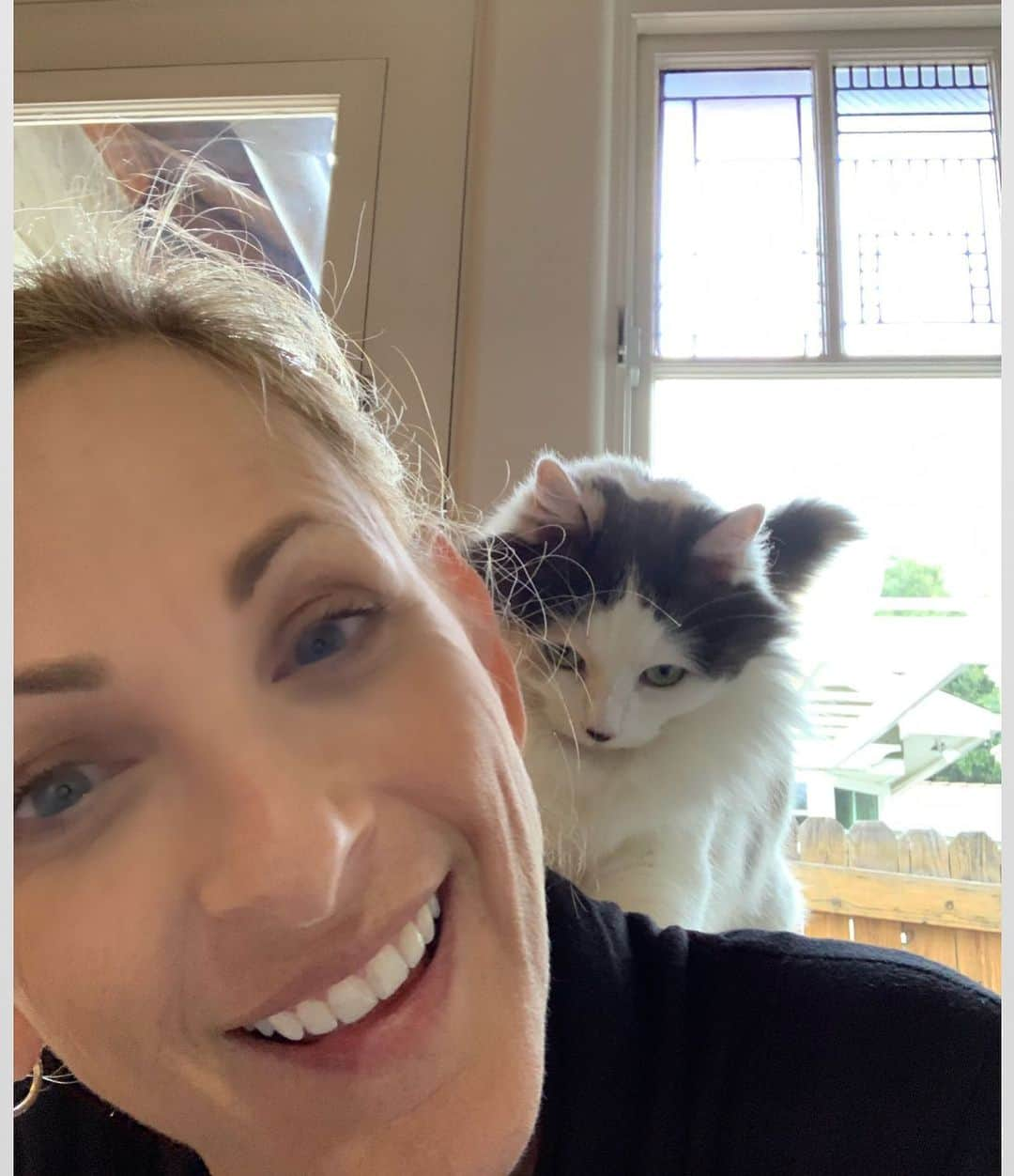 マーリー・マトリンさんのインスタグラム写真 - (マーリー・マトリンInstagram)「Bentley hopped on my back while I was eating breakfast the other morning. #checkingoutmyfood #notsharing #lovemycatsomuch #spontaneous #morningface」5月7日 7時25分 - themarleematlin