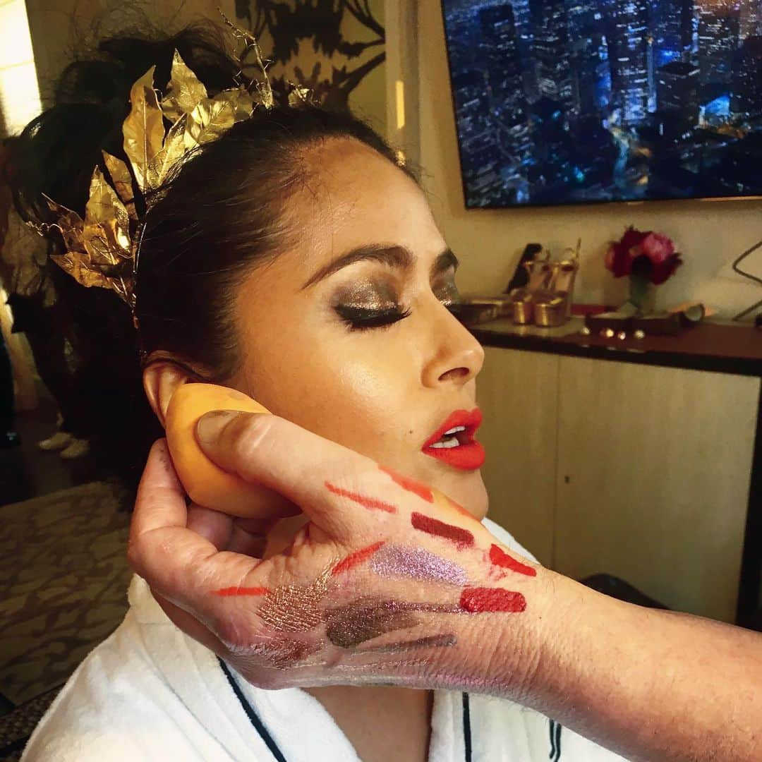 サルマ・ハエックさんのインスタグラム写真 - (サルマ・ハエックInstagram)「Almost ready. Casi lista.  Presque prête. #metgala2019 #newyork @makeupmatthew @davidvoncannon」5月7日 7時27分 - salmahayek