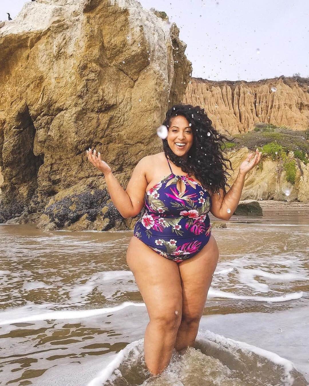 Target Styleのインスタグラム：「@missalexlarosa is ready for more beach days. 👙 🌴 ✨ #TargetSwim」