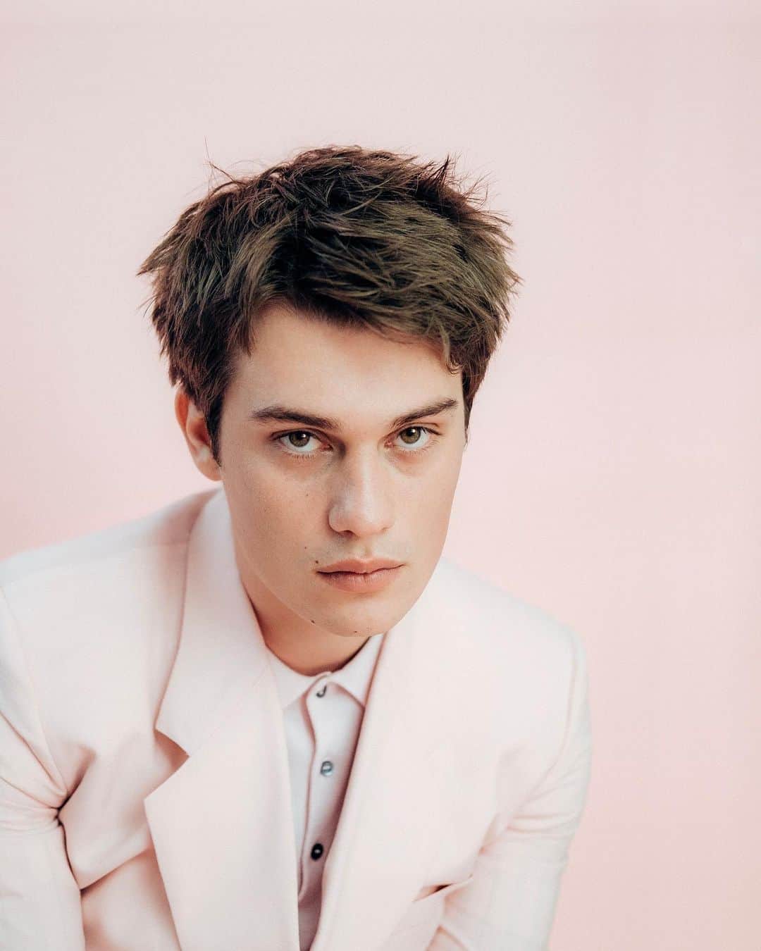 コナー・フランタのインスタグラム：「Nicholas Galitzine for V Magazine | Photographed in California by me x 🧵:@alexandracronan 💄:@jamie_grooming 🎬:@ian.david.monroe」