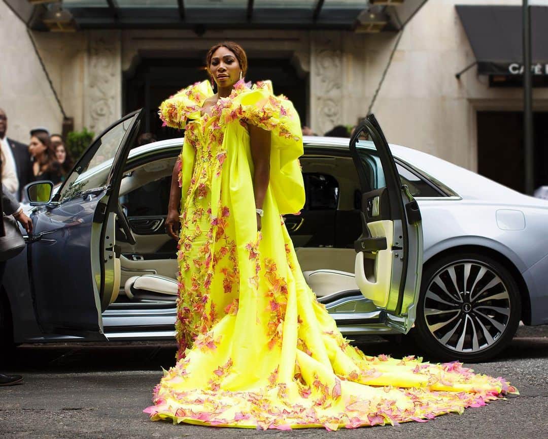 スコット・シューマンのインスタグラム：「So fun to shoot Serena’s opening moment of the Gala with center-opening doors. @lincoln #ad @serenawilliams marks her first moments as the co-chair for fashion’s most notable night. An elegant arrival in the 80th Anniversary Lincoln Continental Coach Door Edition, which pays homage to the iconic style of the 1960s.」