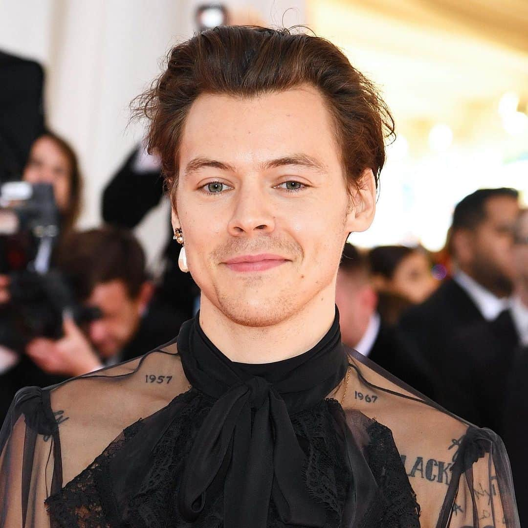 ELLE Magazineさんのインスタグラム写真 - (ELLE MagazineInstagram)「The boy with the pearl earring. Link in bio for everything on #HarryStyles’ #MetGala outfit. 😘」5月7日 7時34分 - elleusa