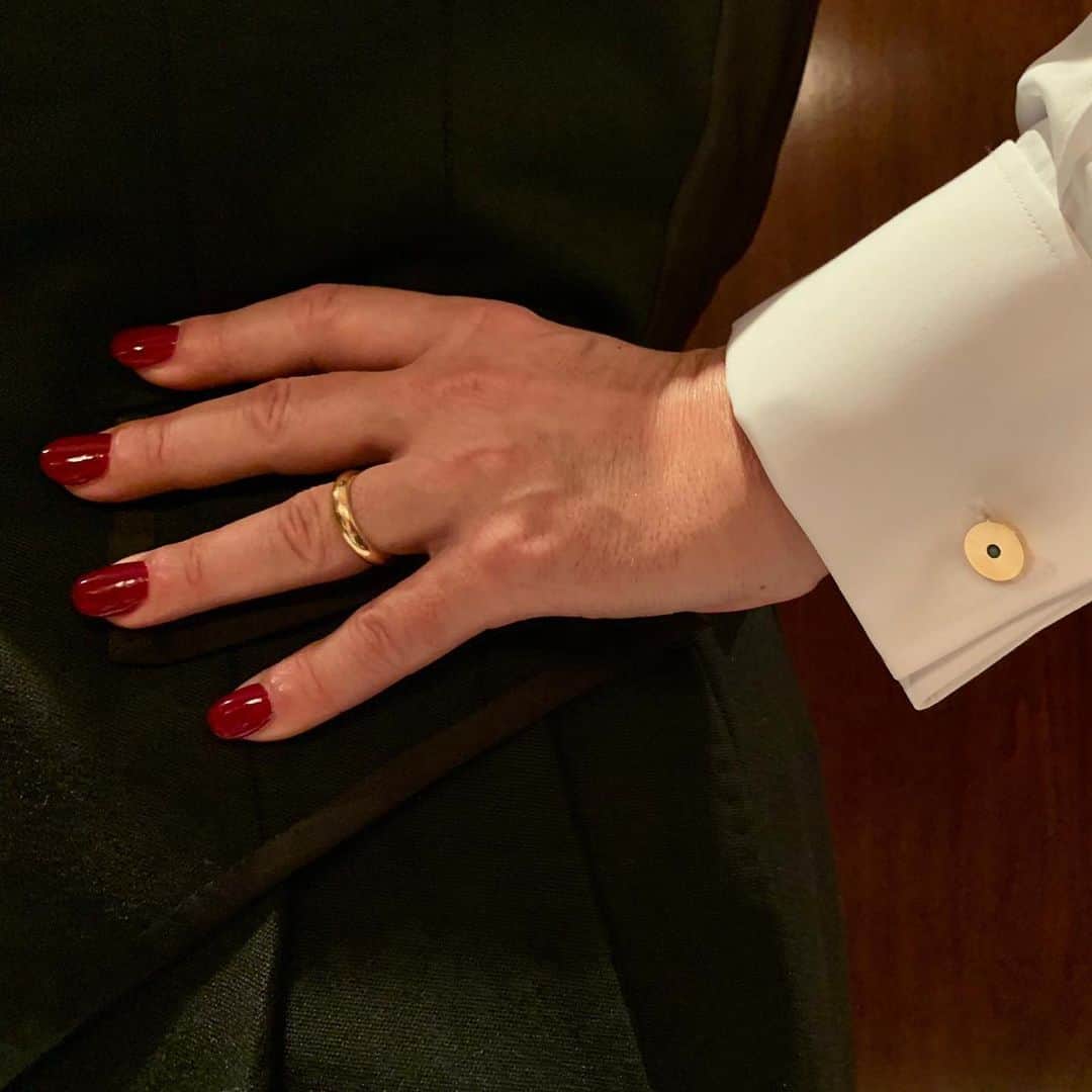 マーク・ジェイコブスさんのインスタグラム写真 - (マーク・ジェイコブスInstagram)「CAMP. Detail 1. Vintage #Cartier cuff links in emerald and gold. Gift of #MiucciaPrada. JEZEBEL on the nails @marcjacobsbeauty, manicure @jinsoonchoi  #campgene #dressednotstressed #metgala2019」5月7日 7時40分 - themarcjacobs