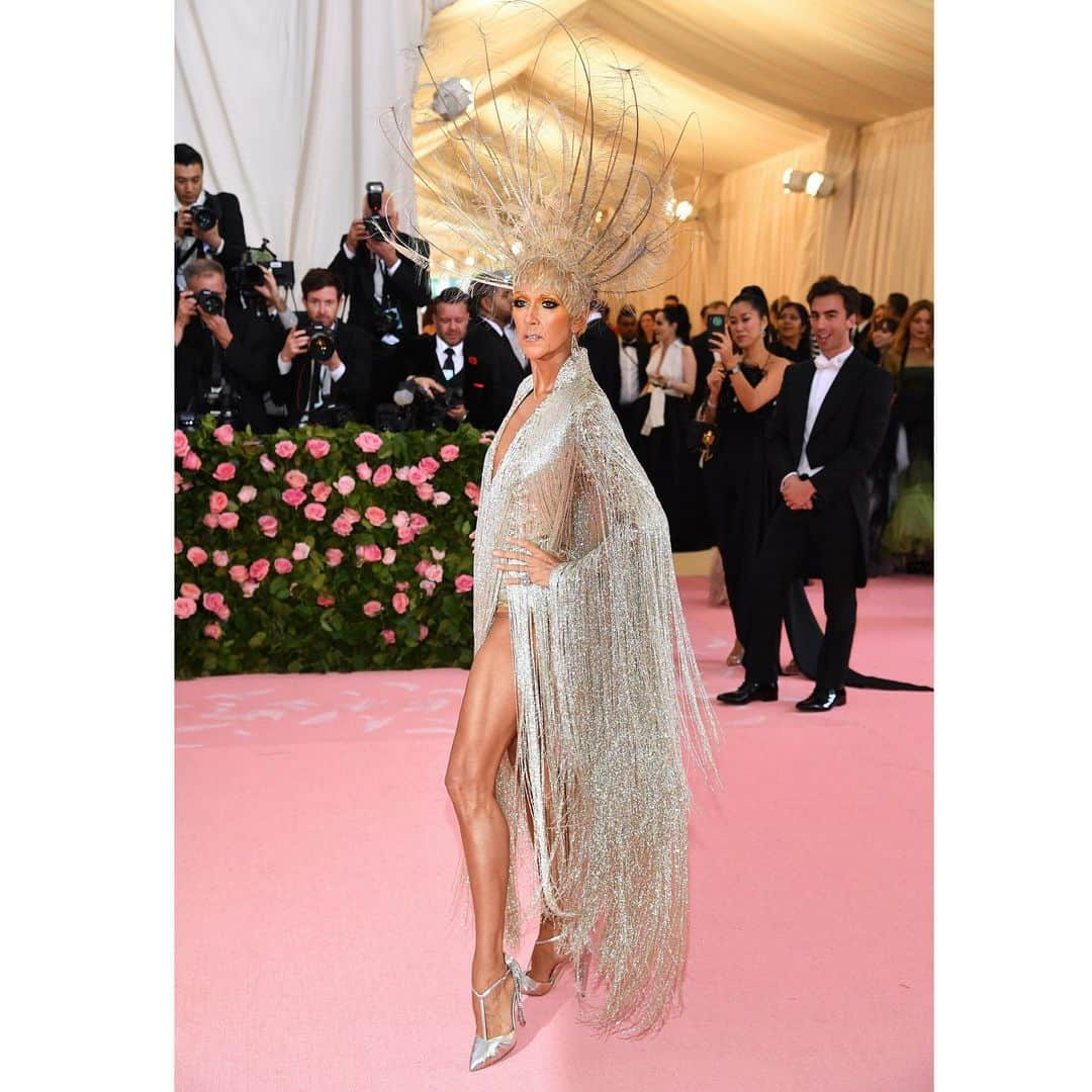 オスカーデラレンタさんのインスタグラム写真 - (オスカーデラレンタInstagram)「@CelineDion’s custom Oscar de la Renta look for the 2019 #MetGala is constructed from 18 panels, hand-beaded by 52 master embroiderers over a total of 3,000 hours and weighs over 22 pounds.」5月7日 7時37分 - oscardelarenta