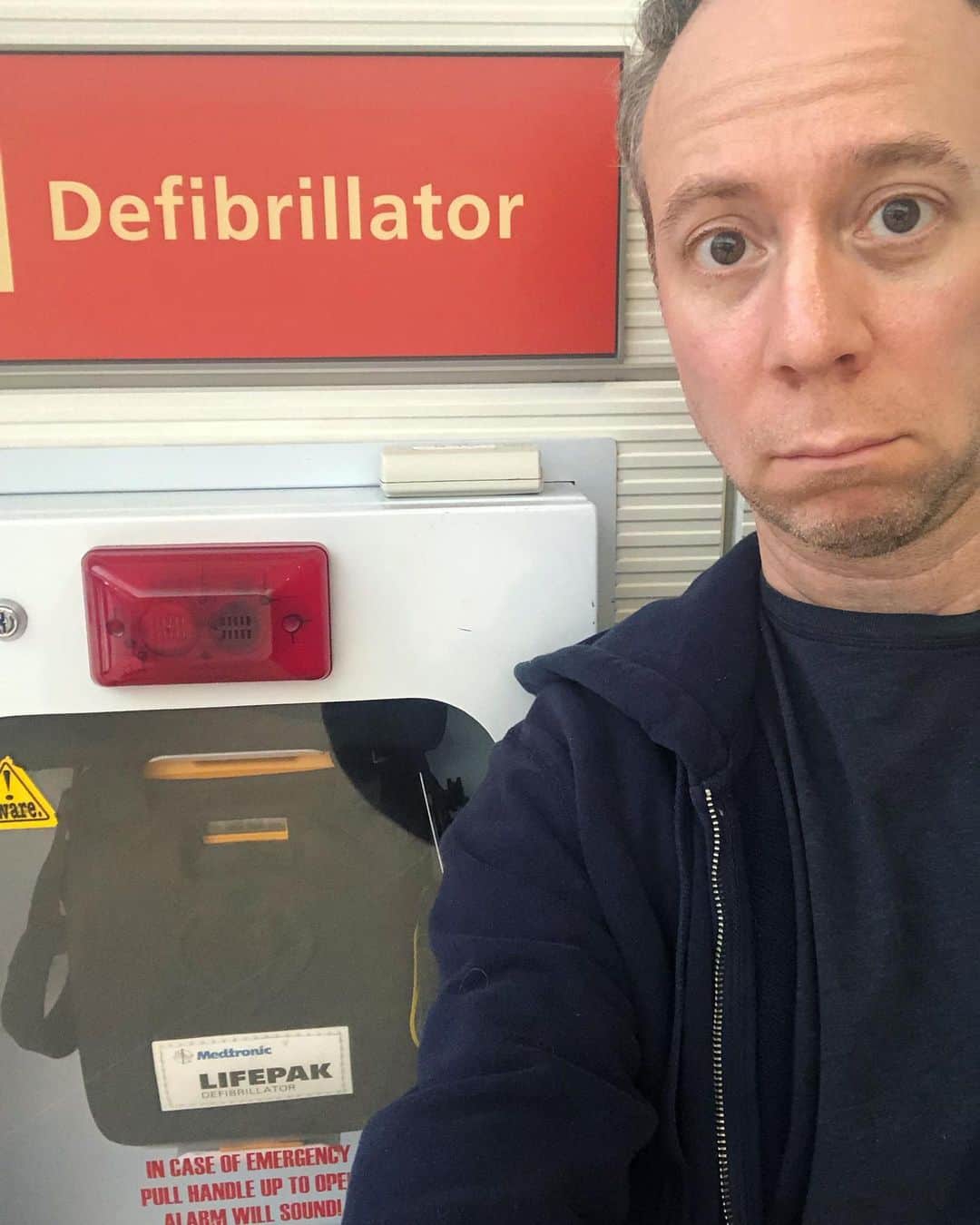 ケヴィン・サスマンのインスタグラム：「When I’m at the airport I always like to hang out by the defibrillator juuuust in case. ⚡️❤️⚡️」