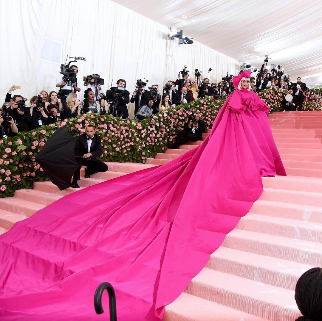 Good Morning Americaさんのインスタグラム写真 - (Good Morning AmericaInstagram)「Her name, is GAGA. #MetGala 📸: Getty Images  SEE LINK IN BIO FOR MORE.」5月7日 7時44分 - goodmorningamerica