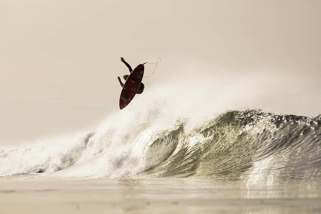 vansさんのインスタグラム写真 - (vansInstagram)「@VansSurf's @TannerGud racing the sunrise in Oceanside. 📷: @Jimmicane」5月7日 7時57分 - vans