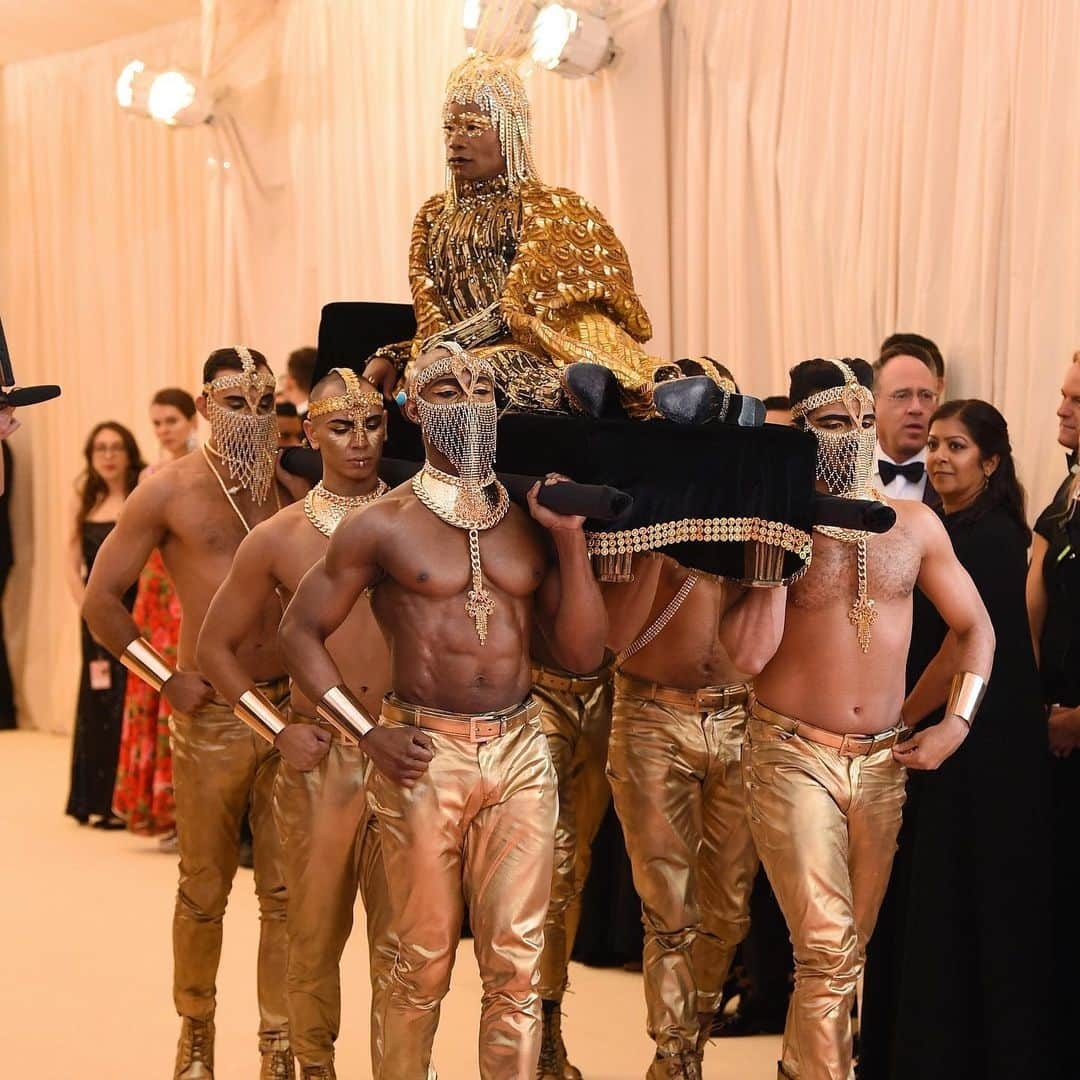 ELLE Magazineさんのインスタグラム写真 - (ELLE MagazineInstagram)「Me, arriving late to work, and planning on leaving early. #BillyPorter #MetGala」5月7日 7時50分 - elleusa