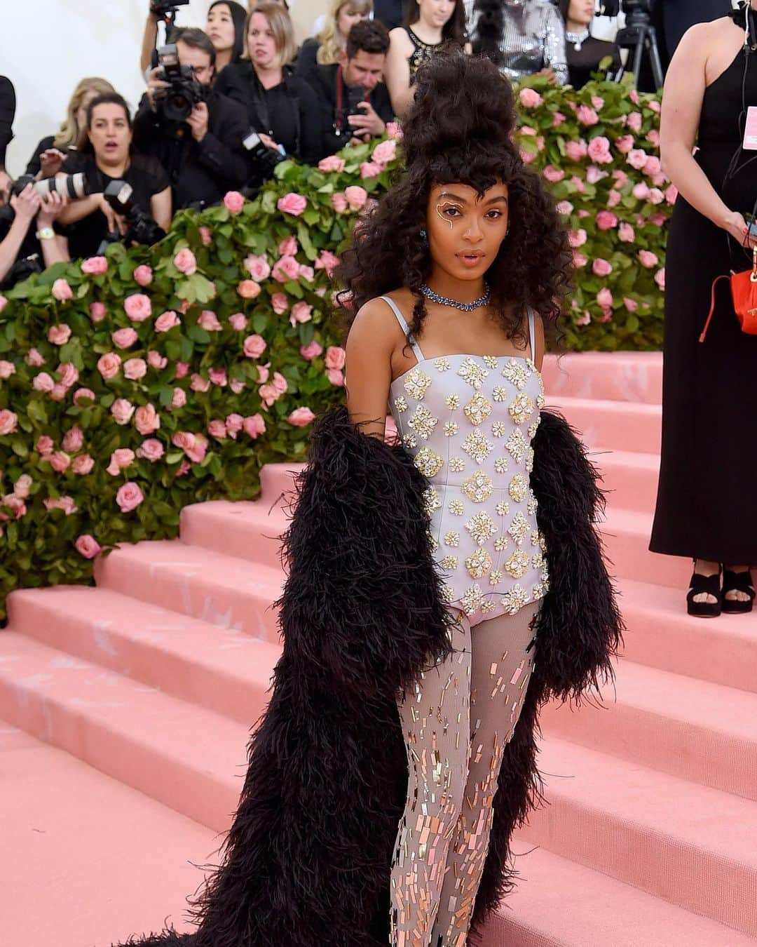 Teen Vogueさんのインスタグラム写真 - (Teen VogueInstagram)「@yarashahidi, gracing us with sparkle tights! ✨💫✨ Rounding up the best looks of the night so far at the link in bio. 🙌 #metgala」5月7日 7時50分 - teenvogue