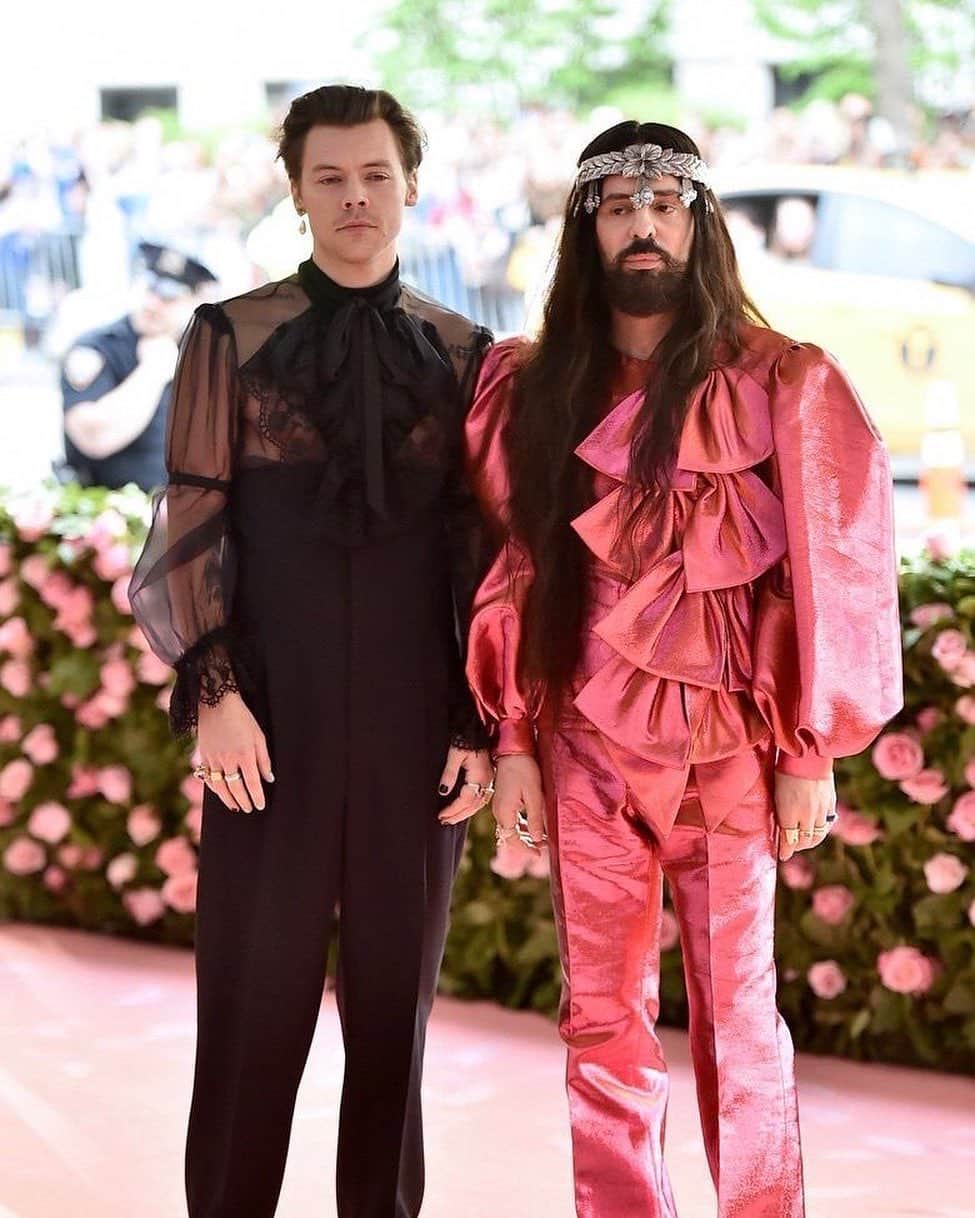 Vogue Runwayさんのインスタグラム写真 - (Vogue RunwayInstagram)「As one of three co-chairs for the #MetGala this year, @HarryStyles was tasked with bringing his fashion A-game on the red carpet—and tonight the singer certainly did not disappoint! Styles wore a sheer black pussy-bow blouse, black trousers, and a single pearl earring, all by @Gucci. He is with Gucci creative director @alessandro_michele, who chose a pink ruffled suit and jeweled headband. Tap the link in our bio for more details on the look that cements Styles' reign as the king of camp.」5月7日 7時51分 - voguerunway