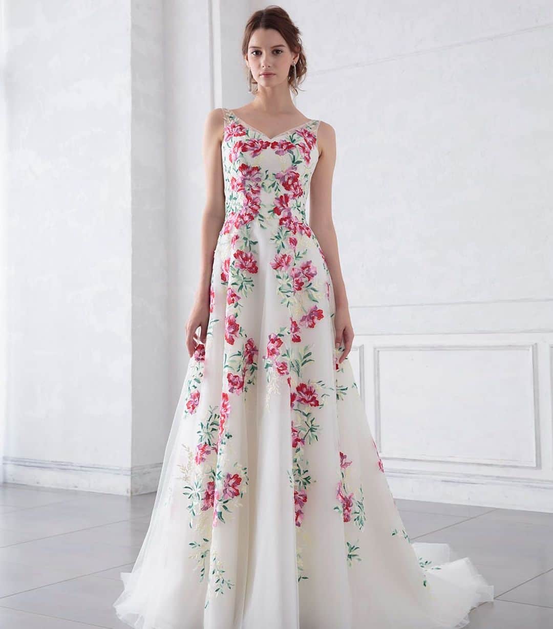fino_wedding【フィーノ公式】さんのインスタグラム写真 - (fino_wedding【フィーノ公式】Instagram)「IN-08  #isamumorita  白地に赤い花柄がフェミニンなISAMU MORITAのカラードレスです。フレアーラインの美しいシルエットが大人花嫁を演出します。 レストランやガーデンでもちろん、ゲストハウスなどでも人気のカラードレスです。  @fino_wedding  #ゲストハウスウェディング #プレ花嫁#イサムモリタ#カラードレス#おしゃれ花嫁#大人花嫁#ホテルウエディング #wedding #weddingdress #weddingparty #colordress #ドレス迷子#カラードレス迷子 #ドレス試着#ドレどれ#静岡花嫁#プレ花嫁#プレプレ花嫁 #スレンダードレス #ナチュラル #花柄 #赤い花 #静岡#富士#沼津#愛知花嫁」5月7日 7時54分 - fino_wedding