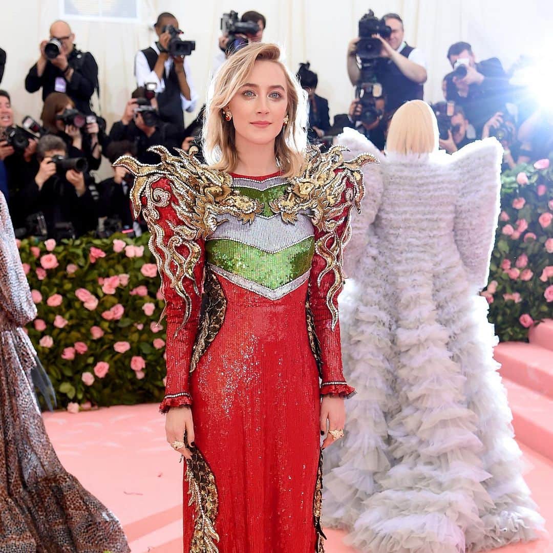 Teen Vogueさんのインスタグラム写真 - (Teen VogueInstagram)「Petition to have #SaoirseRonan take the iron throne, specifically in this dress. Sign below 👇 #metgala」5月7日 8時05分 - teenvogue