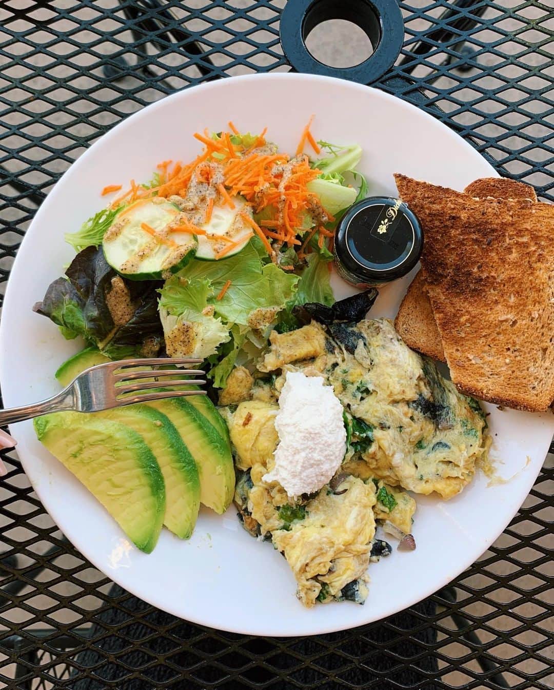 shieryy（今村しえり）さんのインスタグラム写真 - (shieryy（今村しえり）Instagram)「朝ごはんを食べにヴィーガン&オーガニックのカフェへ🌿✨パンはグルテンフリーを選んだよ🍞コナコーヒーも美味しくて毎朝来たい、、😭 新しいセットアップは @alexiastam_official ❤︎カジュアルになりすぎずさらっと出かけられる❤︎」5月7日 7時58分 - shieryy
