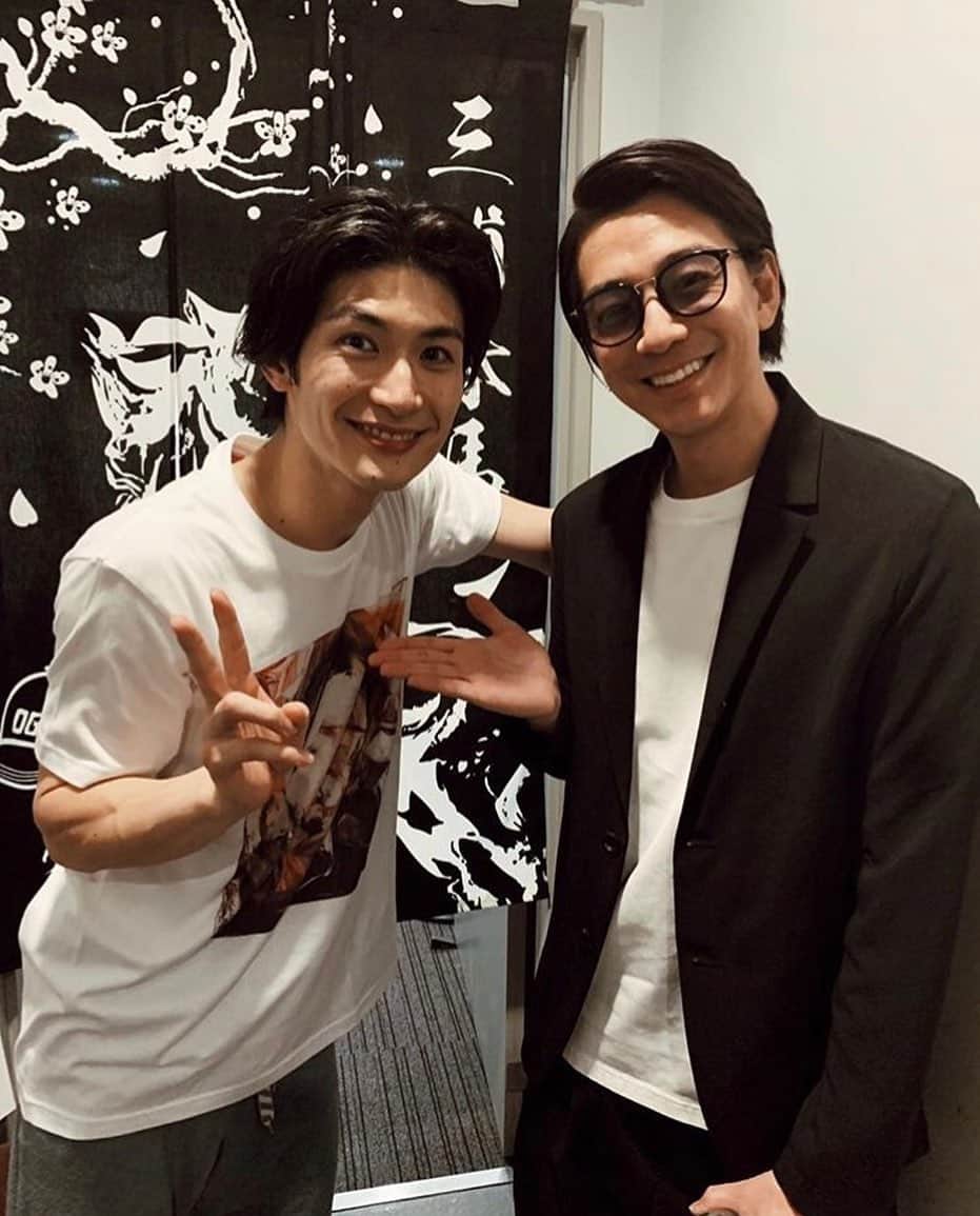 三浦翔平さん大好きのインスタグラム：「おはようございます☀️ またまたお久しぶりの投稿です✔️ 10連休だったGWが終わってしまいましたね。 今日からお仕事、学校などなどまた始まりますね🌈 そしてそして…翔平さんの髪型が気になるのは私だけでしょうか💭💭💭笑 #キンキーブーツ#三浦翔平#三浦春馬#舞台」