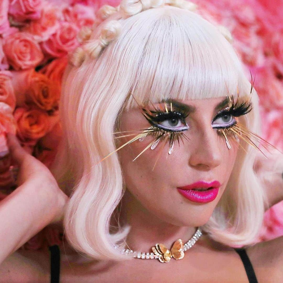 ティファニーさんのインスタグラム写真 - (ティファニーInstagram)「#MetGala co-host @ladygaga dons a whimsical butterfly necklace from the 2019 #TiffanyBlueBook Collection. True to both this year’s theme, “Camp: Notes on Fashion” and the longstanding @tiffanyandco belief that luxury does not necessarily mean formality, this necklace captures the graceful movement of delicate wings, in a modern and irreverent new way. #MetGala2019 #LadyGaga」5月7日 8時07分 - tiffanyandco