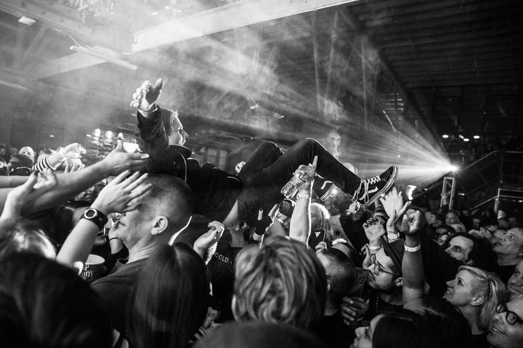 vansさんのインスタグラム写真 - (vansInstagram)「#HouseOfVans Chicago | @ColdCave23 & @WeAreMinistry Show | 📷:@LauraJuneKirsch」5月7日 8時08分 - vans