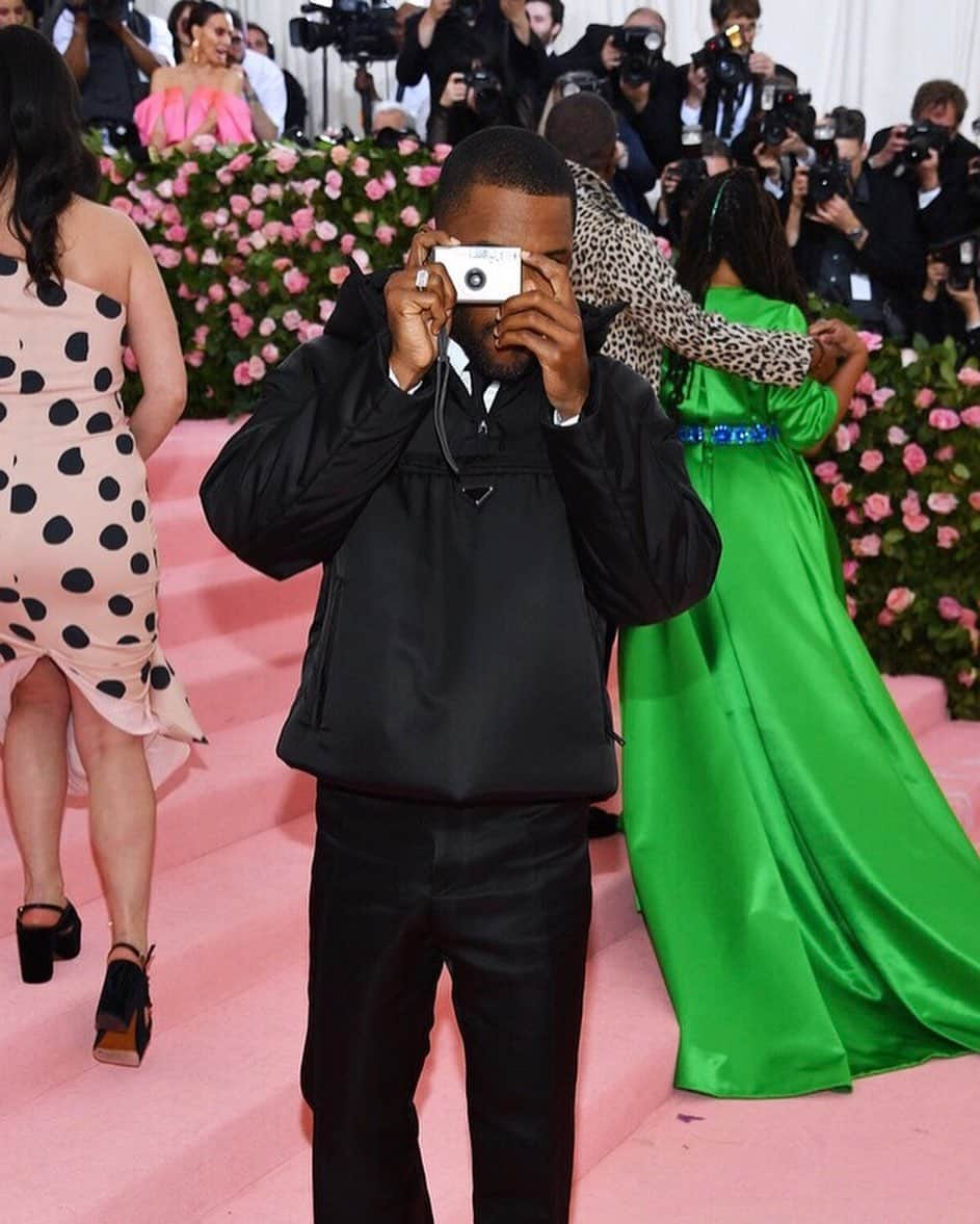 GQさんのインスタグラム写真 - (GQInstagram)「@blonded arrives to the #MetGala in @prada (and with a 📸)」5月7日 8時08分 - gq