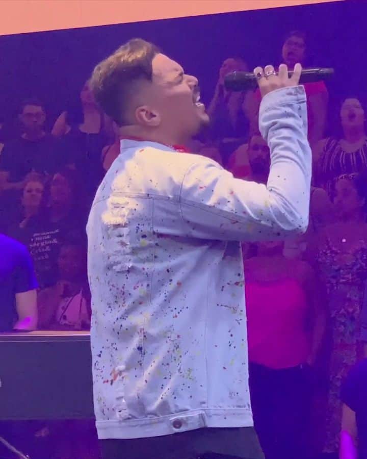 Sorriso Marotoのインスタグラム：「🎶 Sei que deve incomodar demais ela olhar pra mim como não olha pra você 🎶 ⠀⠀⠀⠀⠀⠀⠀⠀⠀ Quem aí tem vontade de mandar esse recadinho pra atual do ex? 😏🙄😎 #EntreVãos #AoCuboAoVivoEmCores」