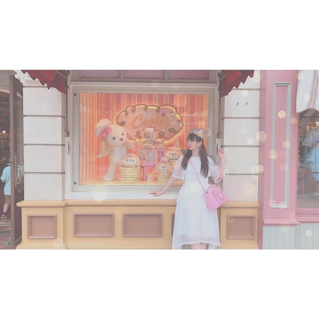 谷麻由里さんのインスタグラム写真 - (谷麻由里Instagram)「クッキーちゃんの看板と撮ったよ♥  スージーズーかクッキーちゃんの小さい首からかけるタイプのポーチ？財布？お金足りなくてかえなかったのショック😢  #香港ディズニー #香港ディズニーランド #かわいい #クッキーちゃん #クッキー #キャラクター #ディズニー」5月7日 8時16分 - mayusamatokeiyaku