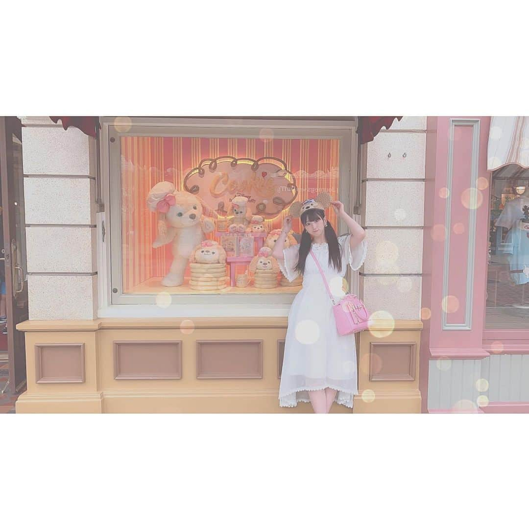 谷麻由里さんのインスタグラム写真 - (谷麻由里Instagram)「クッキーちゃんの看板と撮ったよ♥  スージーズーかクッキーちゃんの小さい首からかけるタイプのポーチ？財布？お金足りなくてかえなかったのショック😢  #香港ディズニー #香港ディズニーランド #かわいい #クッキーちゃん #クッキー #キャラクター #ディズニー」5月7日 8時16分 - mayusamatokeiyaku