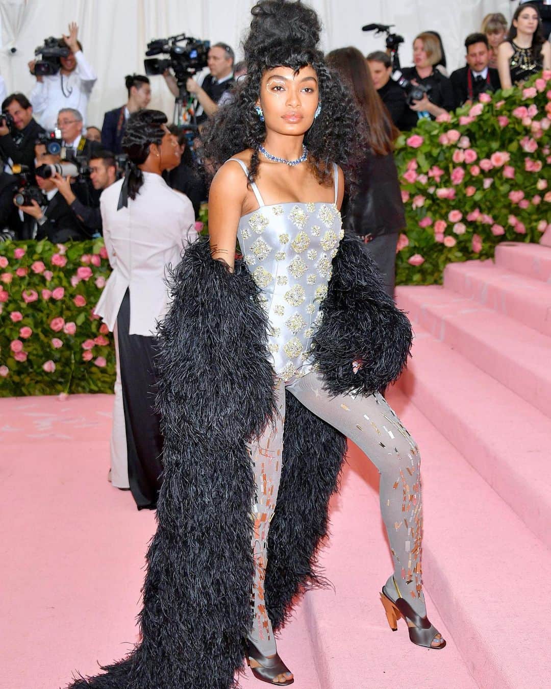 barneysnyofficialさんのインスタグラム写真 - (barneysnyofficialInstagram)「@yarashahidi stunned the pink carpet in a fierce @prada bodysuit for the 2019 Met Gala. This year’s theme is “Camp: Notes On Fashion.”」5月7日 8時19分 - barneysny