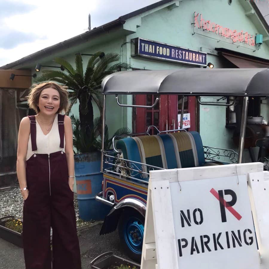 長谷川あやさんのインスタグラム写真 - (長谷川あやInstagram)「👖👖👖 #dickies #kawijamele #fussa #tokyo #trip #travel #happy #japan #khaomangai #fashion #ootd #outfit #code #coordinate #style #マタニティコーデ #妊婦コーデ #37w #プレママ #妊婦 #妊娠10ヶ月 #初マタ #妊娠37週 #臨月 #生産期 #152せんちこーで #福生 #ベースサイドストリート #あや旅成長日記 ・ ・ ・ 髪型どした⁉️ってなるくらい 風つよかった🤣🤣🤣💦笑 ・ @kawijamele.official  Dickies Collaboration overall 可愛すぎるー💛 ・ 産後ダイエットしたら たくさん着るんだ〜😋💭」5月7日 8時19分 - ayasuke_0516