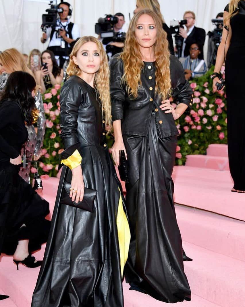 People Magazineさんのインスタグラム写真 - (People MagazineInstagram)「Mary-Kate and Ashley Olsen are slaying it tonight at the Met Gala! 😍The Olsen sisters really know how to rock black in style, and we love the yellow and gold accents. | 📷: Dia Dipasupil/Getty」5月7日 8時21分 - people