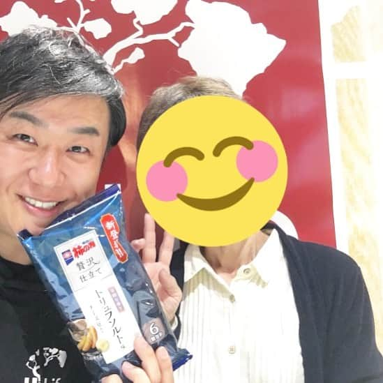 中倉隆道さんのインスタグラム写真 - (中倉隆道Instagram)「. お台場最終日もたくさんの方が遊びに来て下さって幸せいっぱいでした😊✨ . キミまちのリスナーさんでいつも優しいお言葉をかけて下さる「ささやかさん」♬☺️💕 . 最終日の朝イチでわざわざお台場まで来て頂いて柿ピーまでお土産に頂いちゃいました😭🙏 . . ささやかさんの温かさに疲れが癒され乗り切れました！ . . 今回は本当に多くのキミまちリスナーさんが遊びに来てくれて幸せ過ぎました😭🙏 . . 本当に本当に皆さま優しい方ばかりでリュードー幸せです♬ . 少しずつでもご恩返しできるよう頑張りますので引き続きどうぞよろしくお願いします🙇🙏✨✨ . . #お台場ハワイフェスティバル2019 #お台場ハワイフェスティバル #hilife #hilifestore #hawaii #hawaiibrand #ハワイ #ハワイブランド #中倉隆道 #フリーアナウンサー #柿ピー研究家 #アニメ研究家 #キミまち #kimimachi」5月7日 8時26分 - ryudo.tokyo