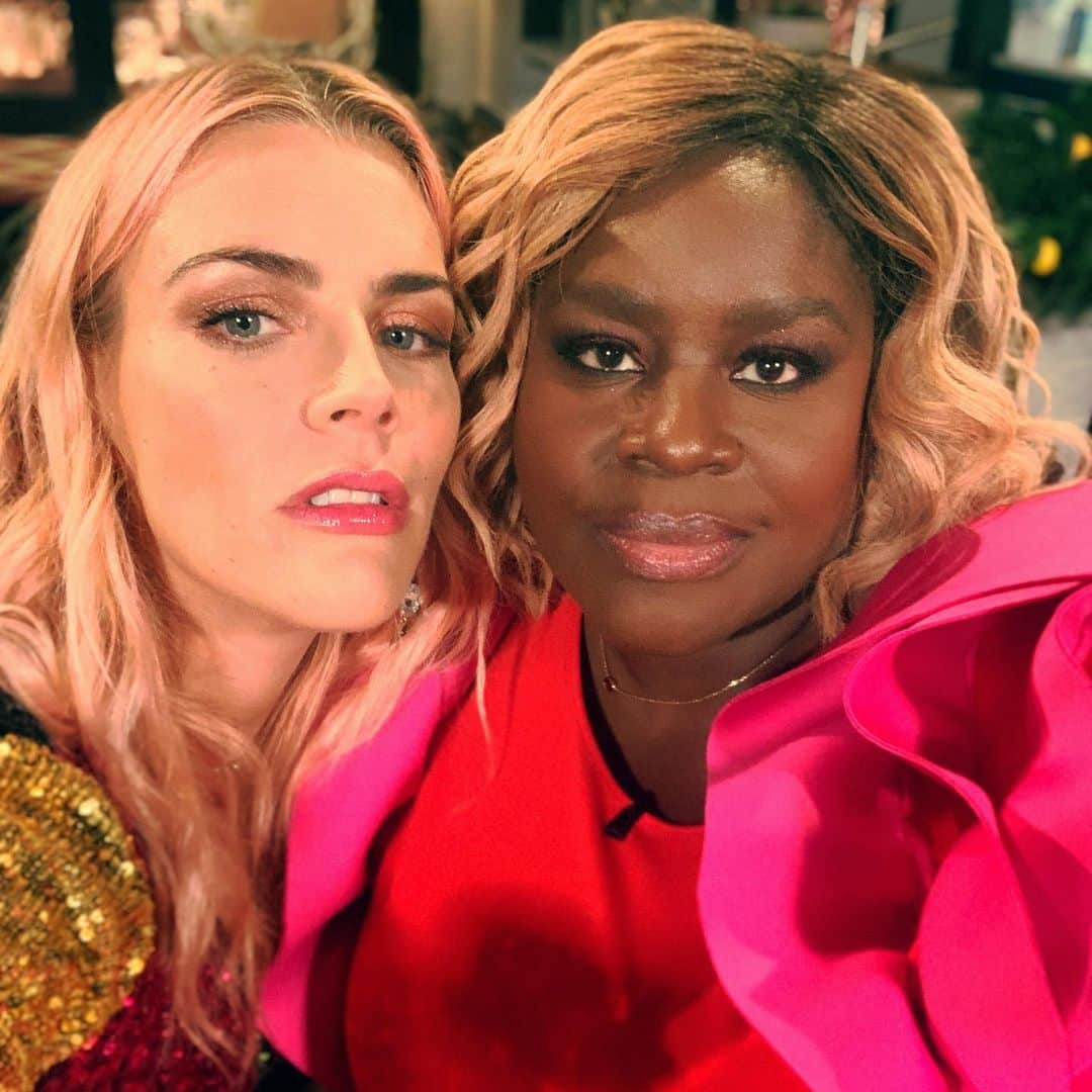 ビジー・フィリップスさんのインスタグラム写真 - (ビジー・フィリップスInstagram)「Giving you a sultry selfie moment with the one and only @unforettable tonight on my show! Tune in tonight at 11pm on E! I love Retta so much, she's just a true delight and always a joy to be around. ❤️❤️❤️」5月7日 8時29分 - busyphilipps