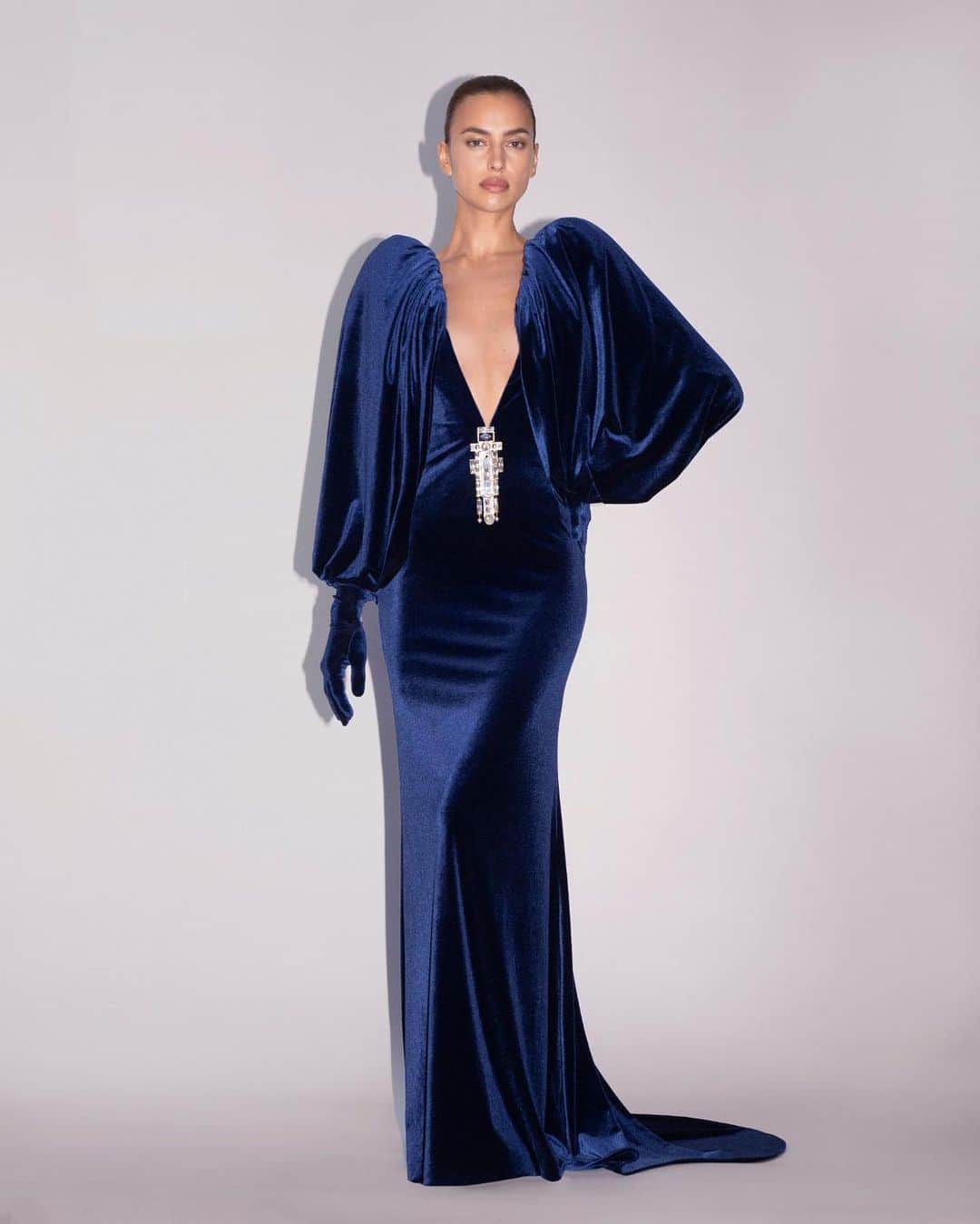 Burberryさんのインスタグラム写真 - (BurberryInstagram)「Ready for the #MetGala #IrinaShayk wears a bespoke #Burberry gown. In midnight blue velvet, with statement-making draped sleeves and a crystal and chain pendant. Worn with custom made clutch bag, gloves and sandals – all in the same rich midnight blue velvet. . The Metropolitan Museum of Art, New York. 06.05.19 . #MetCamp」5月7日 8時35分 - burberry