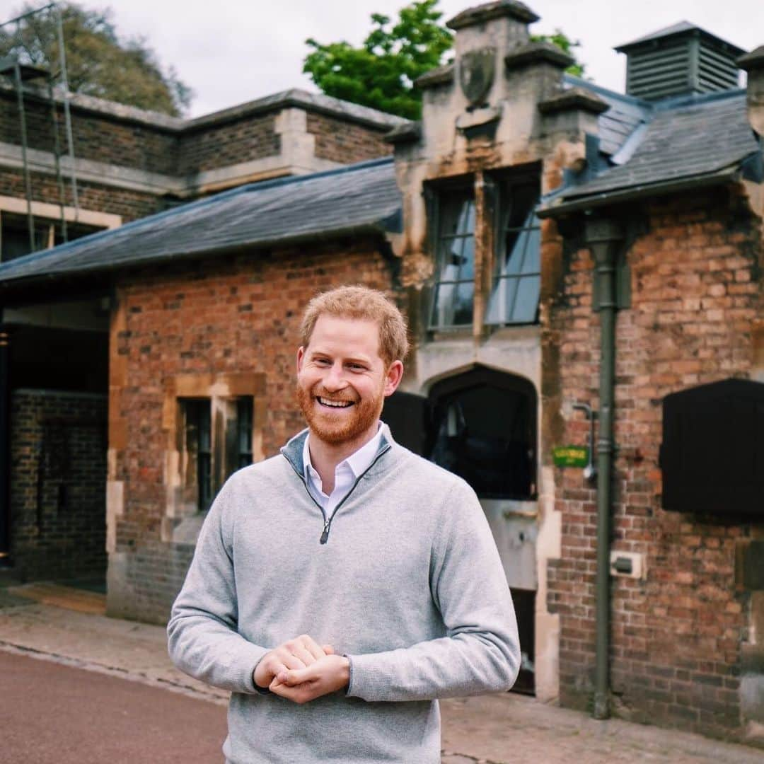 キャサリン（ケンブリッジ公爵夫人）のインスタグラム：「Making his live announcement about the birth of his son. Congratulations Prince Harry and Duchess Meghan 👶🏻 #itsaboy」