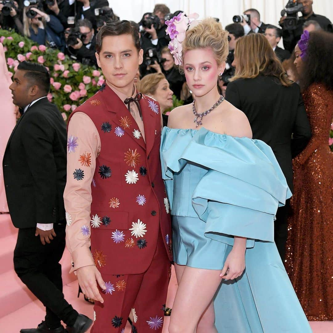 Teen Vogueさんのインスタグラム写真 - (Teen VogueInstagram)「Commitment to themes, commitment to poses! @colesprouse and @lilireinhart, 2019 vs. 2018 #metgala」5月7日 8時39分 - teenvogue