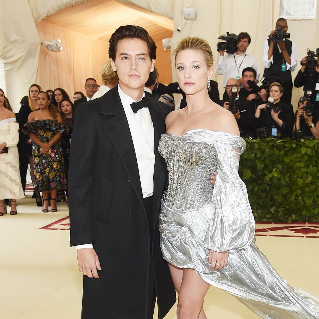 Teen Vogueさんのインスタグラム写真 - (Teen VogueInstagram)「Commitment to themes, commitment to poses! @colesprouse and @lilireinhart, 2019 vs. 2018 #metgala」5月7日 8時39分 - teenvogue