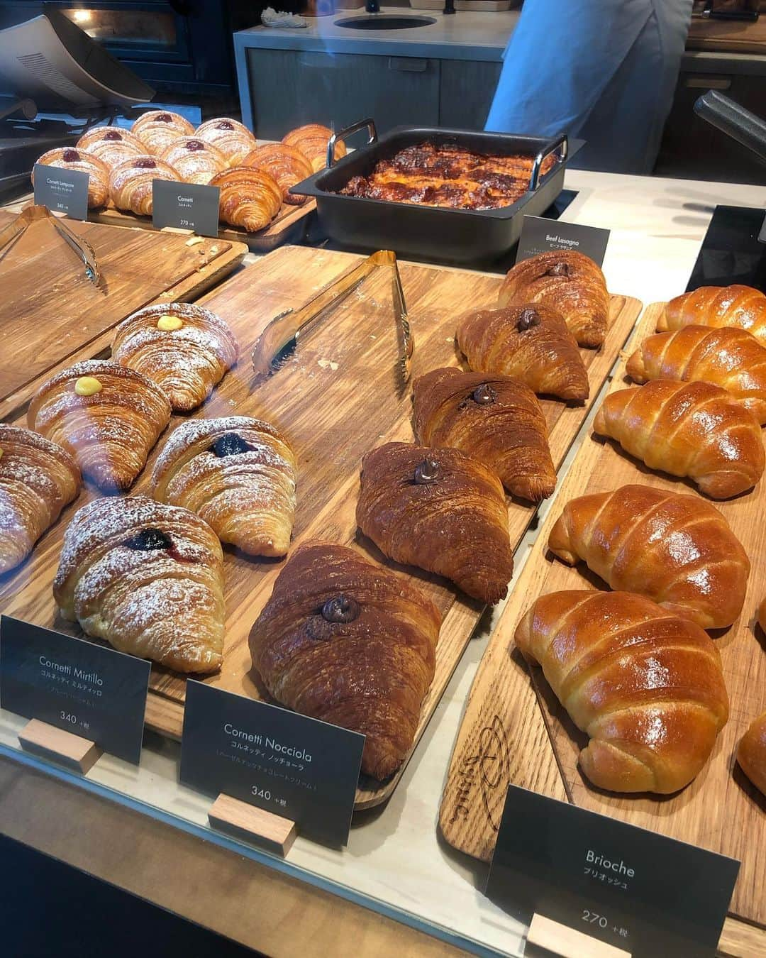 丸山悠美さんのインスタグラム写真 - (丸山悠美Instagram)「lunch ☕️🍷🥐🌸 .  Starbucks Reserve Roastery Tokyo / Nakameguro * *  ディズニーランドみたいなワクワク感で食べすぎた〜！ . 10時過ぎに行ったら10分くらいで中に入れました♡ #starbucks  #starbuckscoffee  #starbucksreserve  #starbucksreserveroasterytokyo  #nakameguro #nakamegurocafe  #スターバックス #スターバックスリザーブロースタリー #隈研吾#中目黒 #nakameguro #スタバ #gw #子連れ #ケーキ #スイーツ #東京カフェ #cake #tokyocafe #yummycake #cakepics #ootd」5月7日 8時42分 - maruyumi