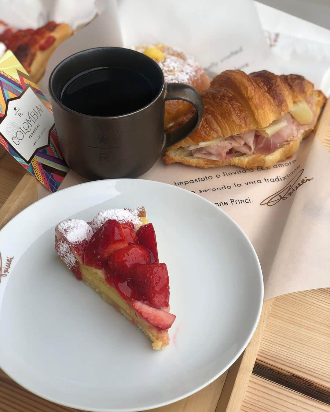 丸山悠美さんのインスタグラム写真 - (丸山悠美Instagram)「lunch ☕️🍷🥐🌸 .  Starbucks Reserve Roastery Tokyo / Nakameguro * *  ディズニーランドみたいなワクワク感で食べすぎた〜！ . 10時過ぎに行ったら10分くらいで中に入れました♡ #starbucks  #starbuckscoffee  #starbucksreserve  #starbucksreserveroasterytokyo  #nakameguro #nakamegurocafe  #スターバックス #スターバックスリザーブロースタリー #隈研吾#中目黒 #nakameguro #スタバ #gw #子連れ #ケーキ #スイーツ #東京カフェ #cake #tokyocafe #yummycake #cakepics #ootd」5月7日 8時42分 - maruyumi