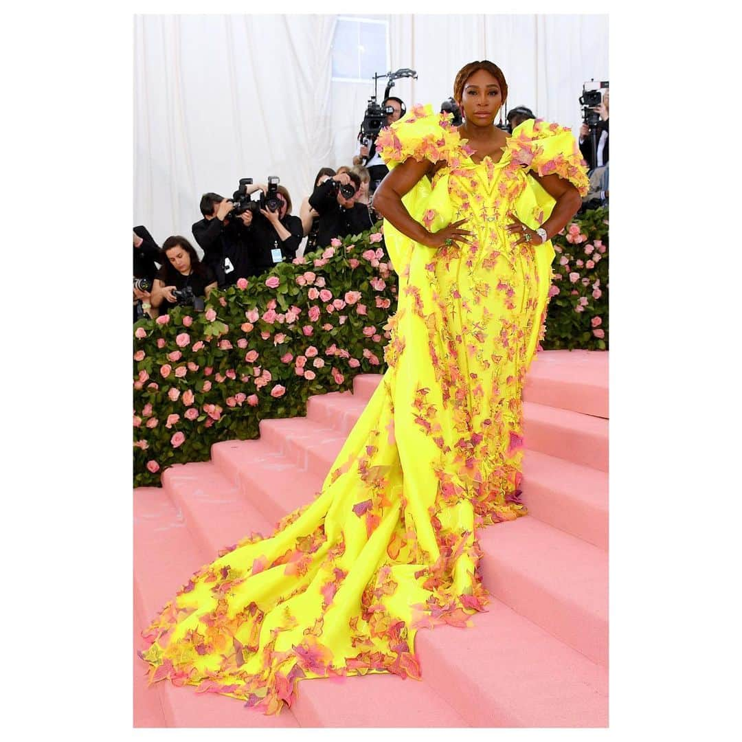 ジャンニヴェルサーチさんのインスタグラム写真 - (ジャンニヴェルサーチInstagram)「@serenawilliams' #MetGala look is crafted from innovative fabric with fluorescent properties. The boustier corset dress, detachable skirt and draped cape feature appliqué of the heritage #AtelierVersace Ivy motif - embroidered in organza with thread and Swarovski crystals. #SerenaWilliams #MetCamp #VersaceCelebrities」5月7日 8時47分 - versace