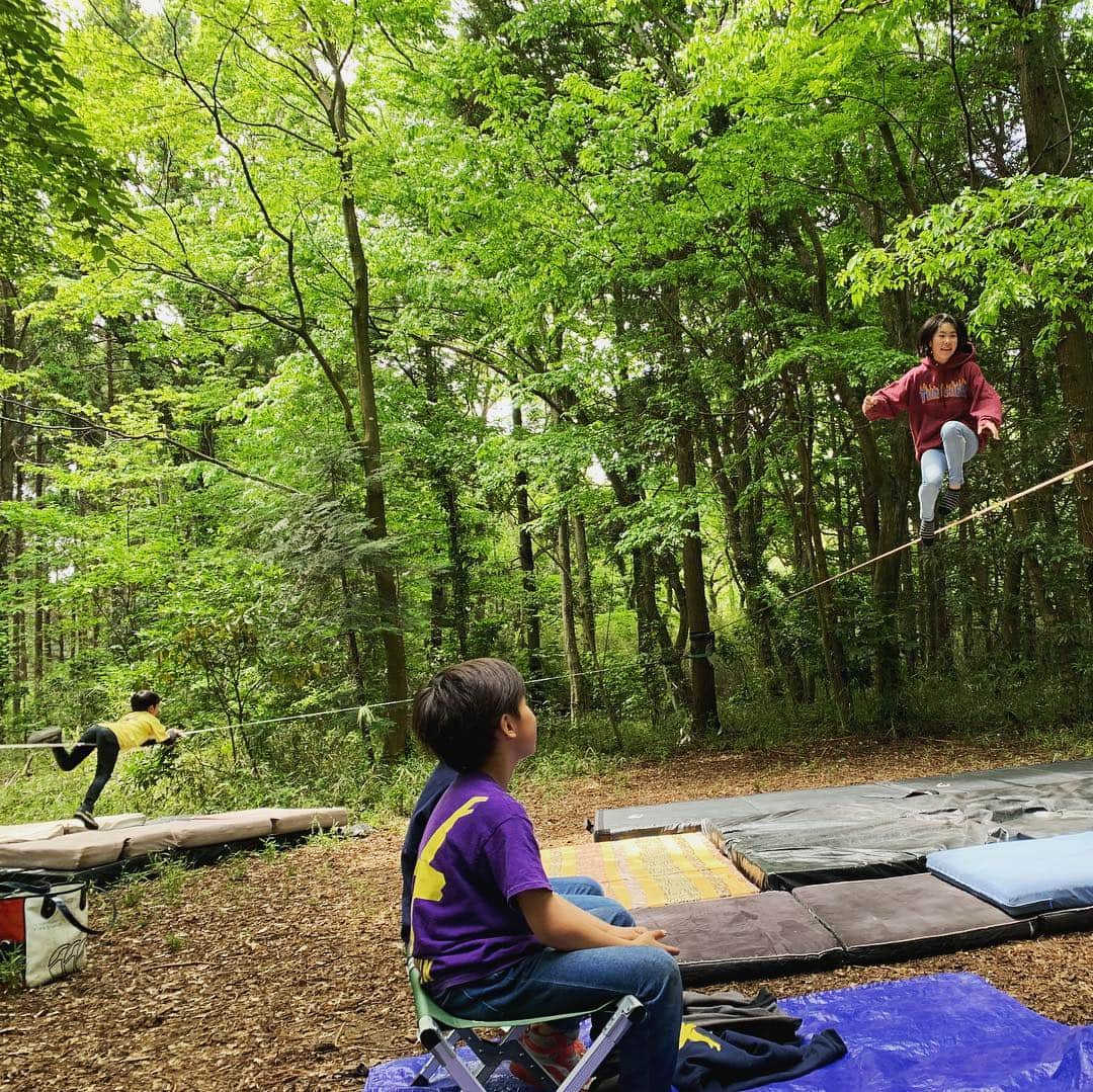 福田恭巳さんのインスタグラム写真 - (福田恭巳Instagram)「It was a very fun camp!!⛺️ ゴールデンウィークは いつも練習させてもらってるキャンプ場で 仲間とスラックラインキャンプ！  スラックラインしつつ 薪割りしたり火起こししたり うぐいすと鳴き合いしたり ピザ焼いてくれたり カレー作ったり  緑に囲まれて癒されながら 楽しい時間を過ごしました😊  娘は初キャンプだったけど いい子にしててくれました👶❤️ #slackline #slacklife #スラックライン #camp #キャンプ #yukimi #yukimicamp #生後7ヶ月 #初キャンプ #女の子ベビー #女の子ママ #赤ちゃんのいる生活 #離乳食の食いつき良すぎる」5月6日 23時49分 - yukimi_slackline