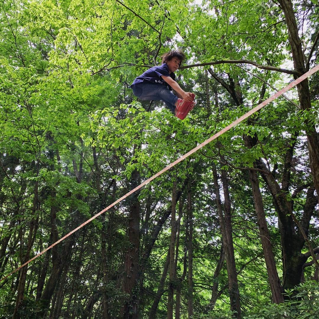 福田恭巳さんのインスタグラム写真 - (福田恭巳Instagram)「It was a very fun camp!!⛺️ ゴールデンウィークは いつも練習させてもらってるキャンプ場で 仲間とスラックラインキャンプ！  スラックラインしつつ 薪割りしたり火起こししたり うぐいすと鳴き合いしたり ピザ焼いてくれたり カレー作ったり  緑に囲まれて癒されながら 楽しい時間を過ごしました😊  娘は初キャンプだったけど いい子にしててくれました👶❤️ #slackline #slacklife #スラックライン #camp #キャンプ #yukimi #yukimicamp #生後7ヶ月 #初キャンプ #女の子ベビー #女の子ママ #赤ちゃんのいる生活 #離乳食の食いつき良すぎる」5月6日 23時49分 - yukimi_slackline