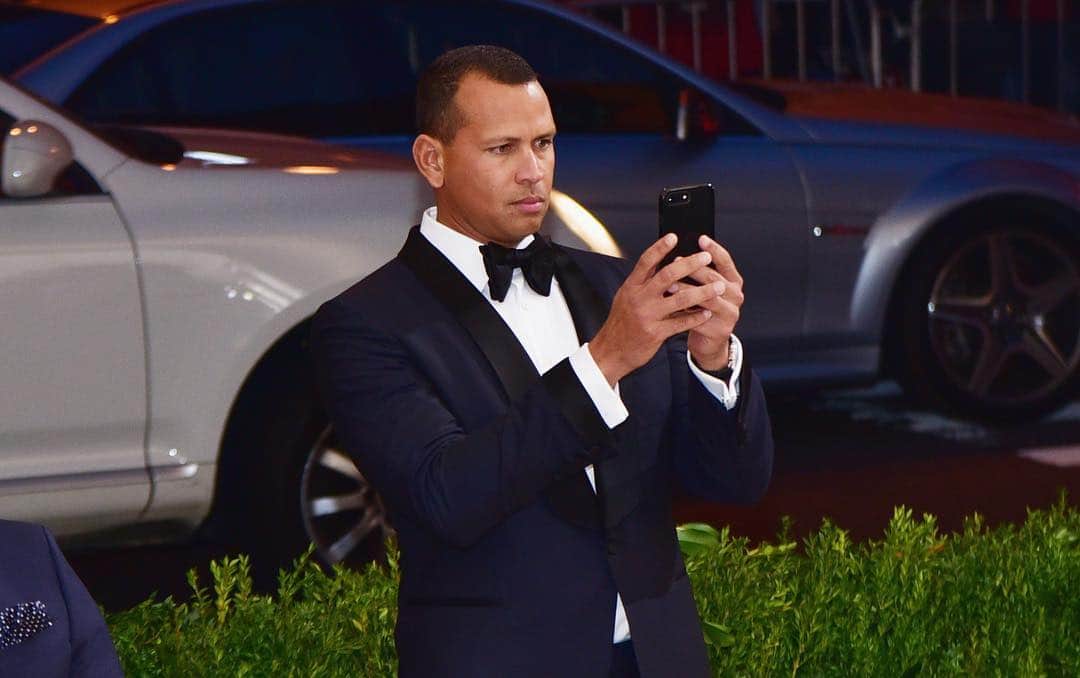 E! Onlineさんのインスタグラム写真 - (E! OnlineInstagram)「Tonight’s #MetGala reminds us of that time in 2017 when Alex Rodriguez went through the 5 stages of realizing his date was Jennifer freaking Lopez. 😍 (📷: Getty Images)」5月6日 23時54分 - enews