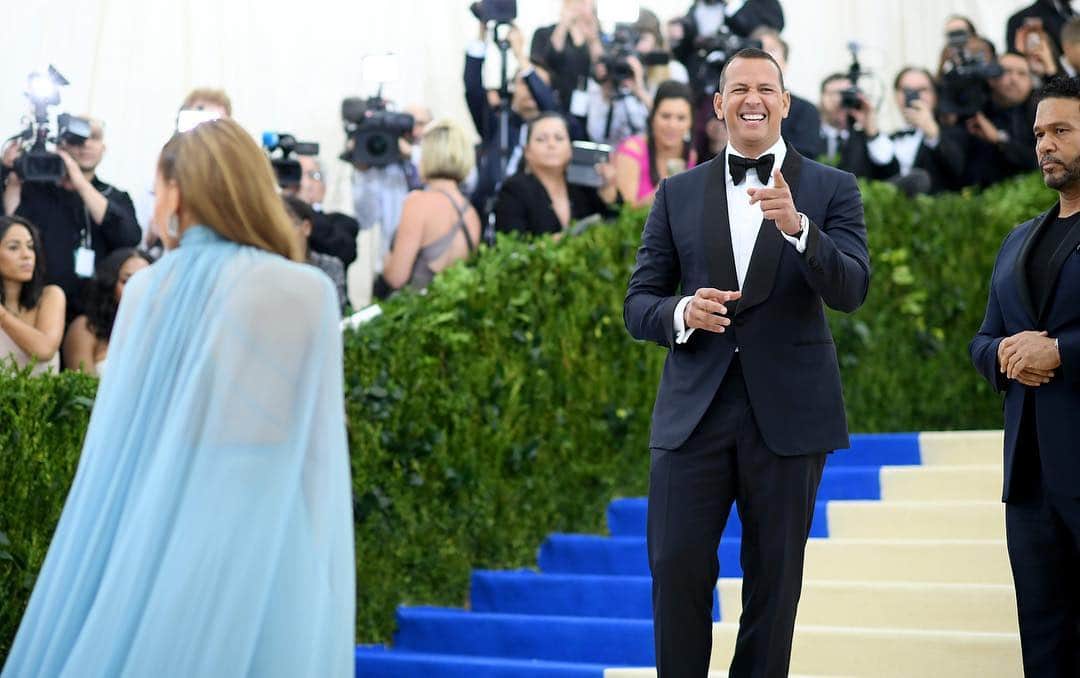 E! Onlineさんのインスタグラム写真 - (E! OnlineInstagram)「Tonight’s #MetGala reminds us of that time in 2017 when Alex Rodriguez went through the 5 stages of realizing his date was Jennifer freaking Lopez. 😍 (📷: Getty Images)」5月6日 23時54分 - enews
