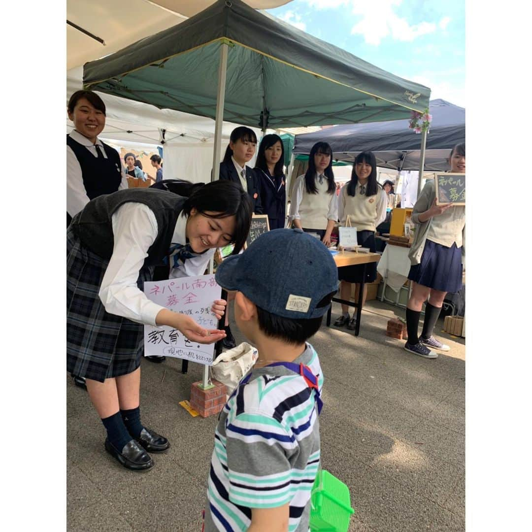 空木マイカさんのインスタグラム写真 - (空木マイカInstagram)「世界フェアトレードデーなごや2019コーヒーサミットお越し頂いたみなさん、ありがとうございました！今年はなんとマグカップが開始から1時間ほどで完売という盛況でした😳✨ ･ 5歳の息子も初めて参加。今日のためのお小遣いを渡してたら、自分で考えてシサム工房であおむしのストラップを買い、ネパールの募金をしてました😊✨コーヒージャーニーワークショップにも参加。フェアトレードの産地をたどり豆について詳しくなって、コーヒー淹れたあとにコーヒー豆でアートするこのワークショップには5歳も夢中でした😏 ･ 私が司会の間、名城公園の自転車乗りに行ったり、川へ連れてってくれた名古屋のじいちゃんにも感謝！！👏ZIPスタッフも来てくれてありがとう😆✨リスナーさんにもたくさんお会いできて嬉しかったです❤️ ･ 来年もまた遊びに来てくださいね〜！☕️ #フェアトレード #子どものいる暮らし  #5歳 #3歳 #名城公園」5月7日 0時05分 - maika_utsugi