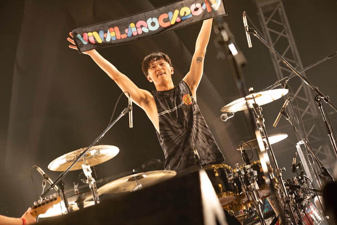 Bunta のインスタグラム：「VIVA LA ROCK!!! 地元埼玉でこんなに沢山の人の前で演奏できるのはやっぱり最高に気持ちいい。去年"Conscious + Practice"を作ってそれを聴いてくれたmusicaの鹿野さんと有泉さんが、音源を評価してくれてそれでまた3年ぶりに誘ってくれた今回のビバラロックは色んな意味で嬉しかったし気合が入った！ 流行り廃りではなく、自分達の音楽を信じて続けてれば必ず道は開ける。 いいゴールデンウィークになった！！ photo by @tamaishingo22」