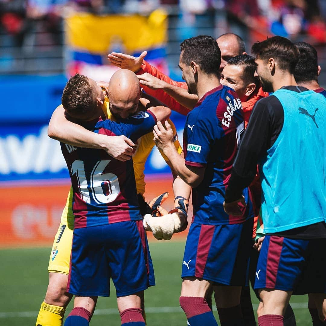 SDエイバルさんのインスタグラム写真 - (SDエイバルInstagram)「One more year in @laliga! 👏🔴🔵 . #ipurua #eibar #football #laliga #Prim6ran #6」5月6日 23時59分 - sdeibar