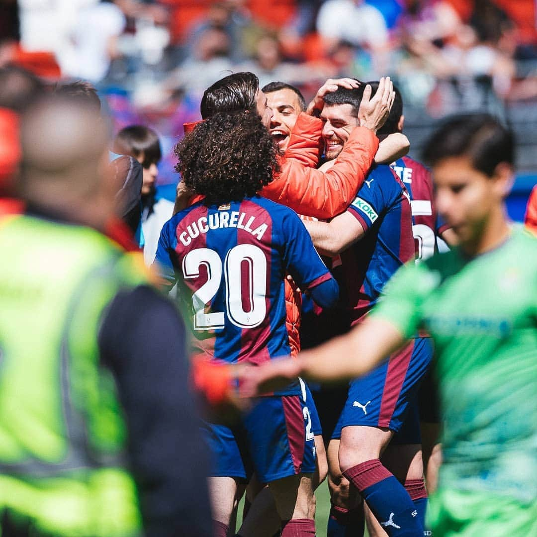 SDエイバルさんのインスタグラム写真 - (SDエイバルInstagram)「One more year in @laliga! 👏🔴🔵 . #ipurua #eibar #football #laliga #Prim6ran #6」5月6日 23時59分 - sdeibar