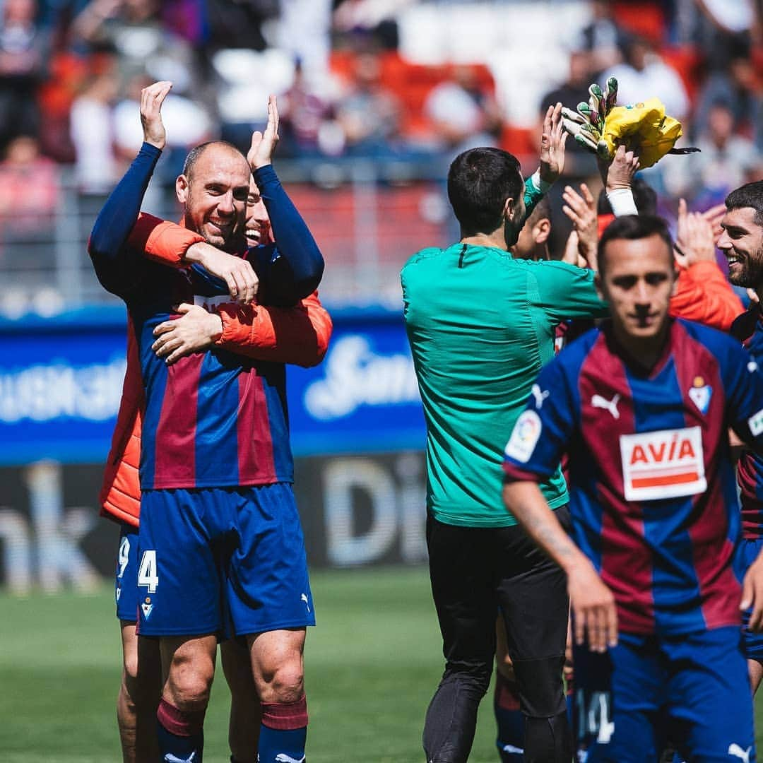 SDエイバルさんのインスタグラム写真 - (SDエイバルInstagram)「One more year in @laliga! 👏🔴🔵 . #ipurua #eibar #football #laliga #Prim6ran #6」5月6日 23時59分 - sdeibar