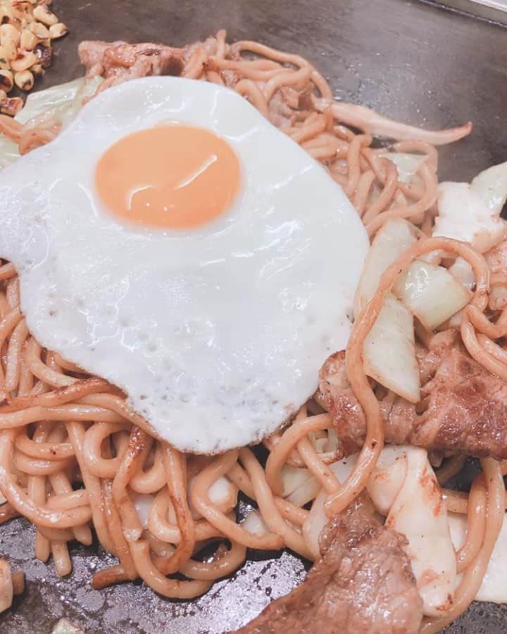 のインスタグラム：「たまたま通りがかった心斎橋でかわいこちゃんを無理矢理拉致して風月へ♡ . . こんなに美しく焼いていただいたのに、パパのカットがイケテナクテ、、、 . . ボロボロ(2枚目)💦 . . ゲームしながらワイワイ美味しくいただきましたぁ♡ . . カタチが悪くなっても、やっぱり美味しかった♬ . . 途中、笑いが止まらなくなっちゃって、息できないくらいだった💧 . . #粉もん #美味しい #風月 #お好み焼き #楽しかった #お誕生日プレゼント買いに行ったら #お誕生日の人に会えた #すぐ渡せてよかった♡ #そのままごはんも行けた♡ #笑顔で過ごせた♬ #楽しすぎて #ゴールデンウィーク最終日」
