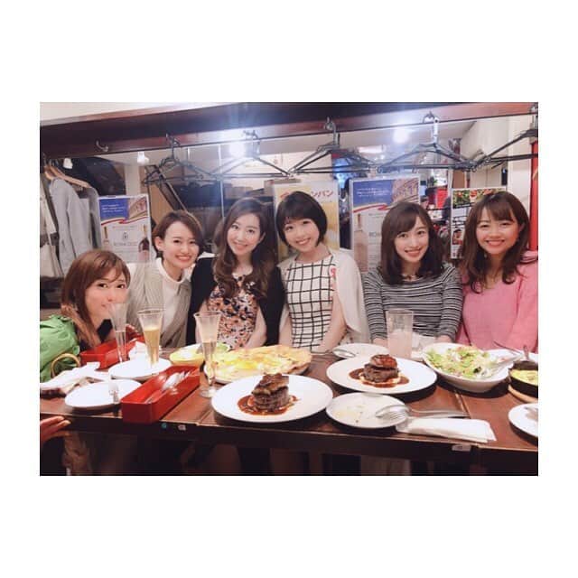 川口智美のインスタグラム：「学生時代の テレビ局アナウンサーインターンメンバーで再会💕  久しぶりに会った子もいたのに そんなの感じないくらい 全員マシンガントークで  お腹が割れそうなくらい 笑いました🤣✨ みんな面白過ぎるよー🎵  今は、それぞれの分野で キラキラ輝いている彼女達を見て 私も負けていられないなと 沢山刺激をもらいました🦄💖 また集まろね😋  #俺のイタリアン」